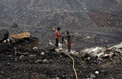 عمال هنديون في منجم لإنتاج الفحم