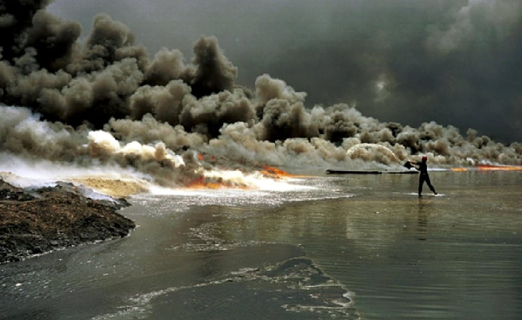 جانب من عمليات إخماد حرائق آبار النفط الكويتية