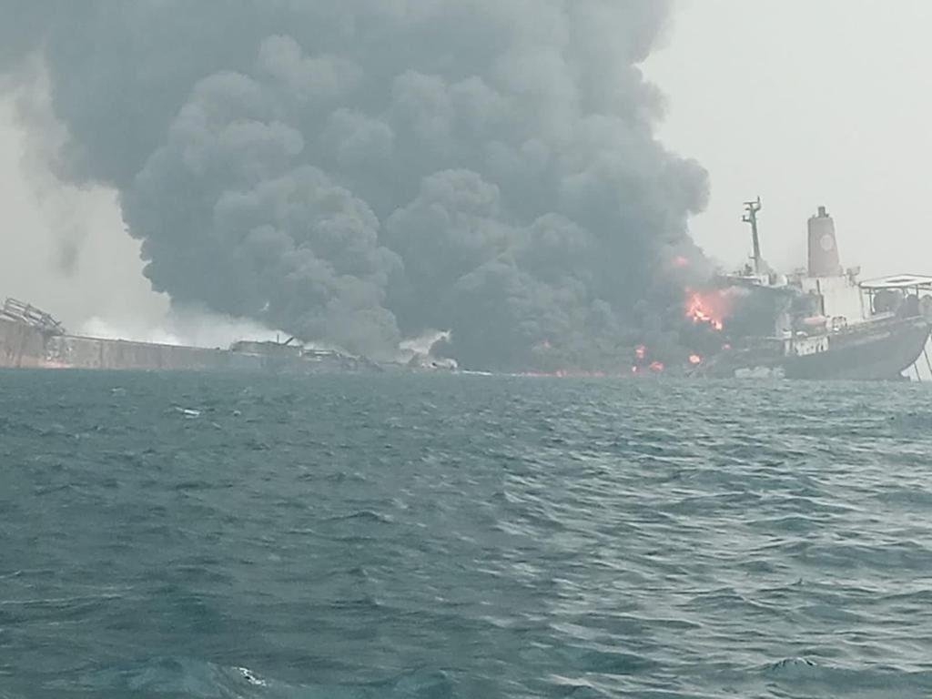 لحظة انفجار سفينة نفط عائمة في نيجيريا