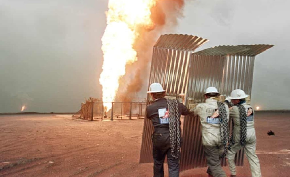 إطفاء حرائق حقل برقان النفطي في الكويت في عام 1991