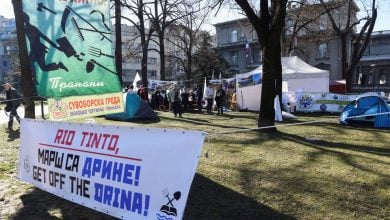 Photo of محتجون ضد التنقيب عن الليثيوم ينصبون الخيام أمام مبنى رئاسة صربيا (صور)