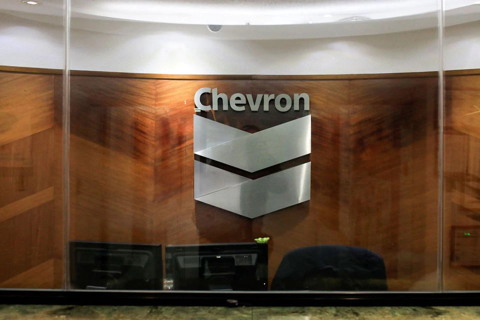 شعار شركة شيفرون داخل مكتبها بالعاصمة كاراكاس- الصورة من وكالة رويترز