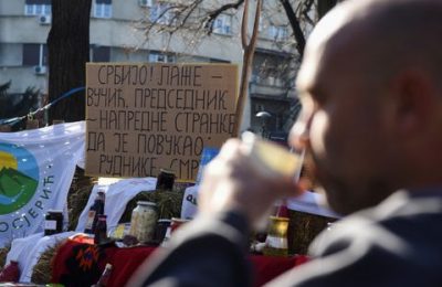 نشطاء ينصبون خيامًا للمطالبة بوقف التنقيب عن الليثيوم في صربيا - الصورة من رويترز