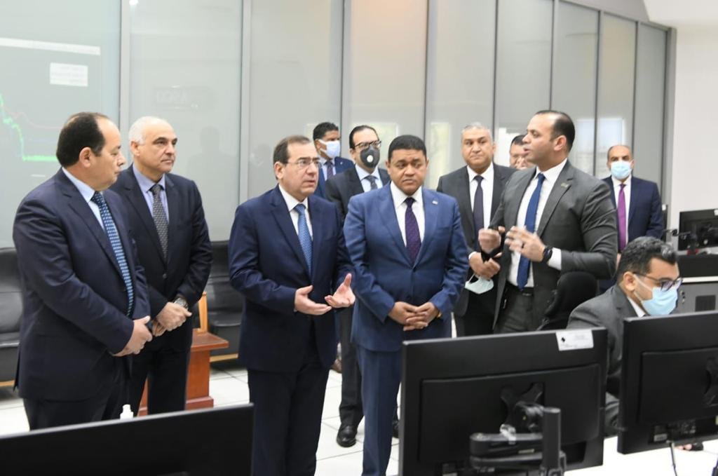 وزير البترول المصري خلال تفقد الشبكة القومية للغاز
