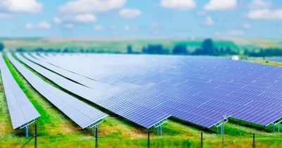 إحدى مزارع الطاقة الشمسية الضخمة في المملكة المتحدة