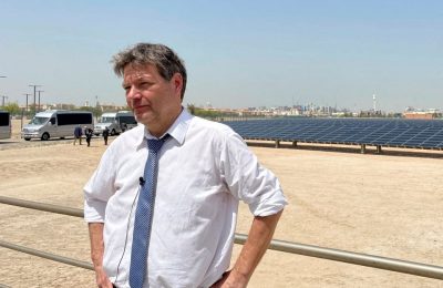 وزير الاقتصاد في ألمانيا خلال زيارته أحد مشروعات الطاقة المتجددة في الإمارات