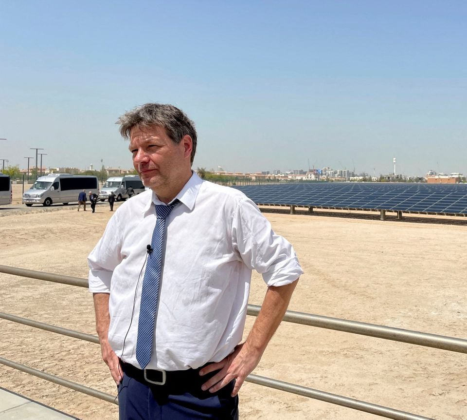 وزير الاقتصاد في ألمانيا خلال زيارته لأحد مشروعات الطاقة المتجددة في الإمارات