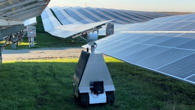 Photo of روبوت يعمل بالطاقة الشمسية لتنظيف الألواح والإبلاغ عن الأعطال (فيديو)