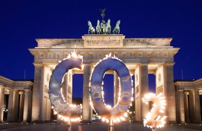 منظمة السلام الأخضر تضع مجسمًا لألسنة اللهب تخرج من أحرف "ثاني أكسيد الكربون" أمام بوابة براندنبورغ في برلين عاصمة ألمانيا