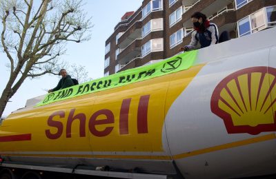 استيلاء نشطاء المناخ في بريطانيا على ناقلة وقود تابعة لشركة شل