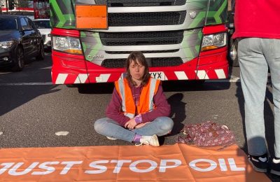 نشطاء المناخ في بريطانيا يطالبون بإنهاء استثمارات الوقود الأحفوري
