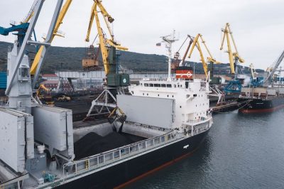 جانب من شحنات صادرات الفحم الروسي 