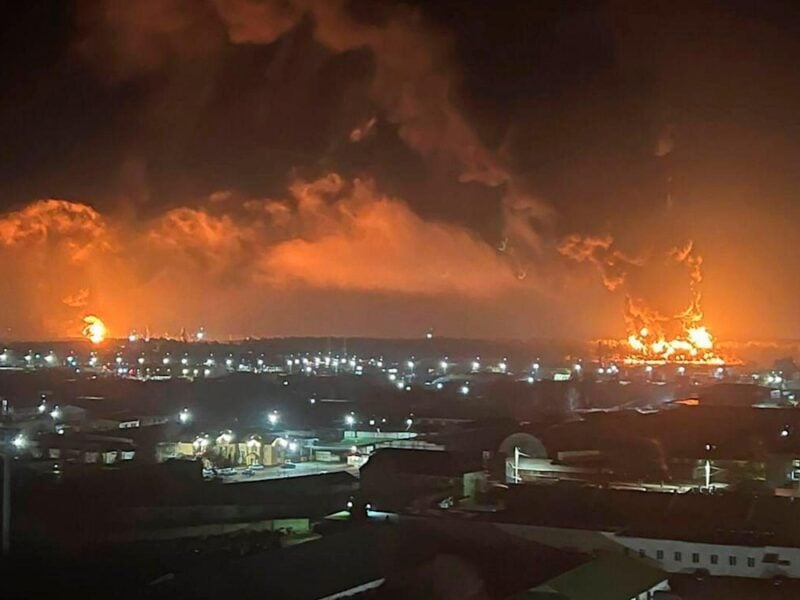 جانب من حريق مستودع تخزين النفط في روسيا