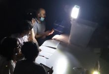 Photo of أزمة الكهرباء في لبنان تلقي بظلالها على الانتخابات.. والفرز على أضواء "الهواتف" (صور)