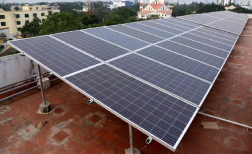 ألواح الطاقة الشمسية على سطح أحد المباني