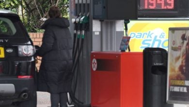 Photo of أسعار الوقود تواصل ارتفاعها في بريطانيا رغم خفض الرسوم