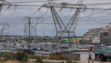 Photo of أزمة الكهرباء في جنوب أفريقيا عالقة بين حلول الحكومة واستغلال الغاز المسال