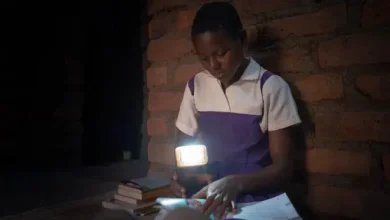 Photo of مصابيح الطاقة الشمسية بارقة أمل لمواجهة نقص الكهرباء في أفريقيا