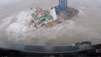 Photo of لحظة غرق سفينة تحمل مكونات مزرعة رياح بحرية في الصين (فيديو)