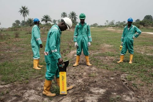أحد مراحل تنظيف التربة من آثار التلوث النفطي في نيجيريا 