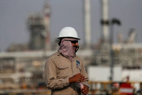 عامل يطلع على منشأة أرامكو السعودية النفطية في بقيق- الصورة من رويترز 