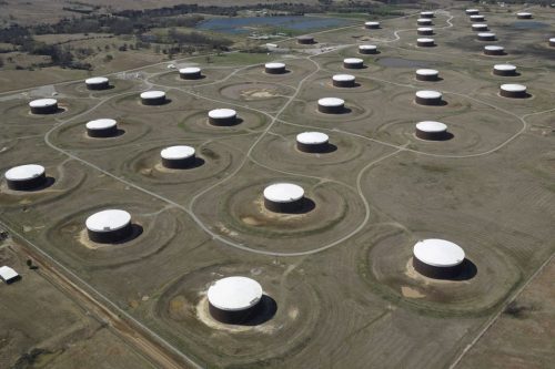 صهاريج تخزين النفط الخام في مركز كوشينغ للنفط ، بأوكلاهوما ، الولايات المتحدة – الصورة من رويترز