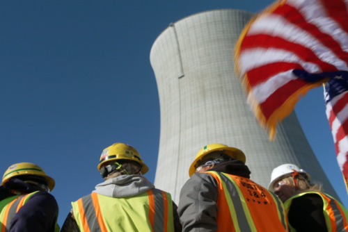 الطاقة النووية في أميركا - عمال في نطاق أحد المفاعلات النووية 