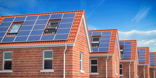تغطية المنازل بالألواح الشمسية قد يحد من ارتفاع أسعار الكهرباء في بريطانيا