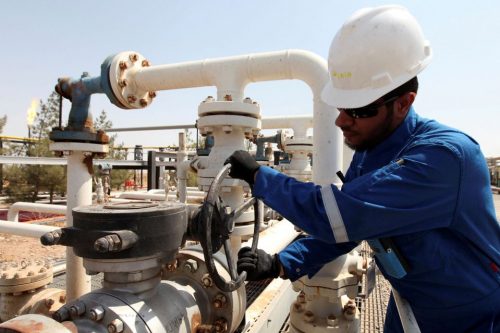 عامل بأحد حقول النفط في كردستان العراق