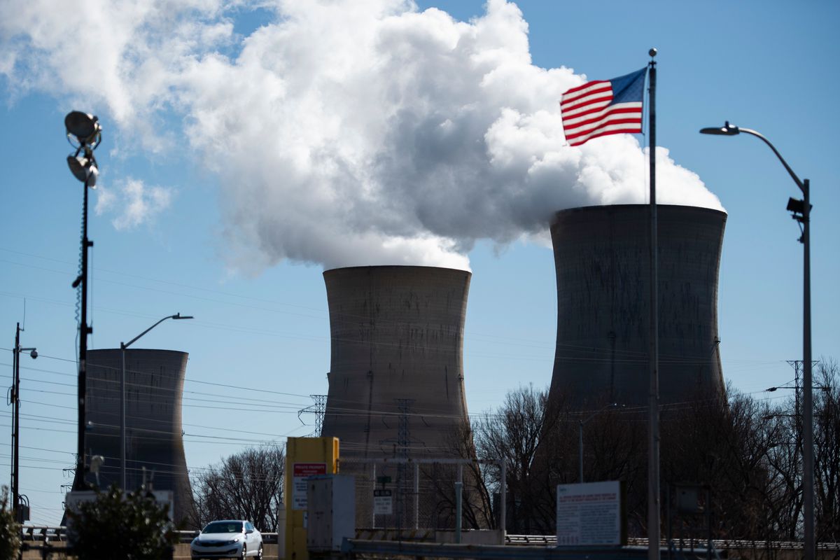 الطاقة النووية في أميركا - مفاعلات نووية بجوار العلم الأميركي