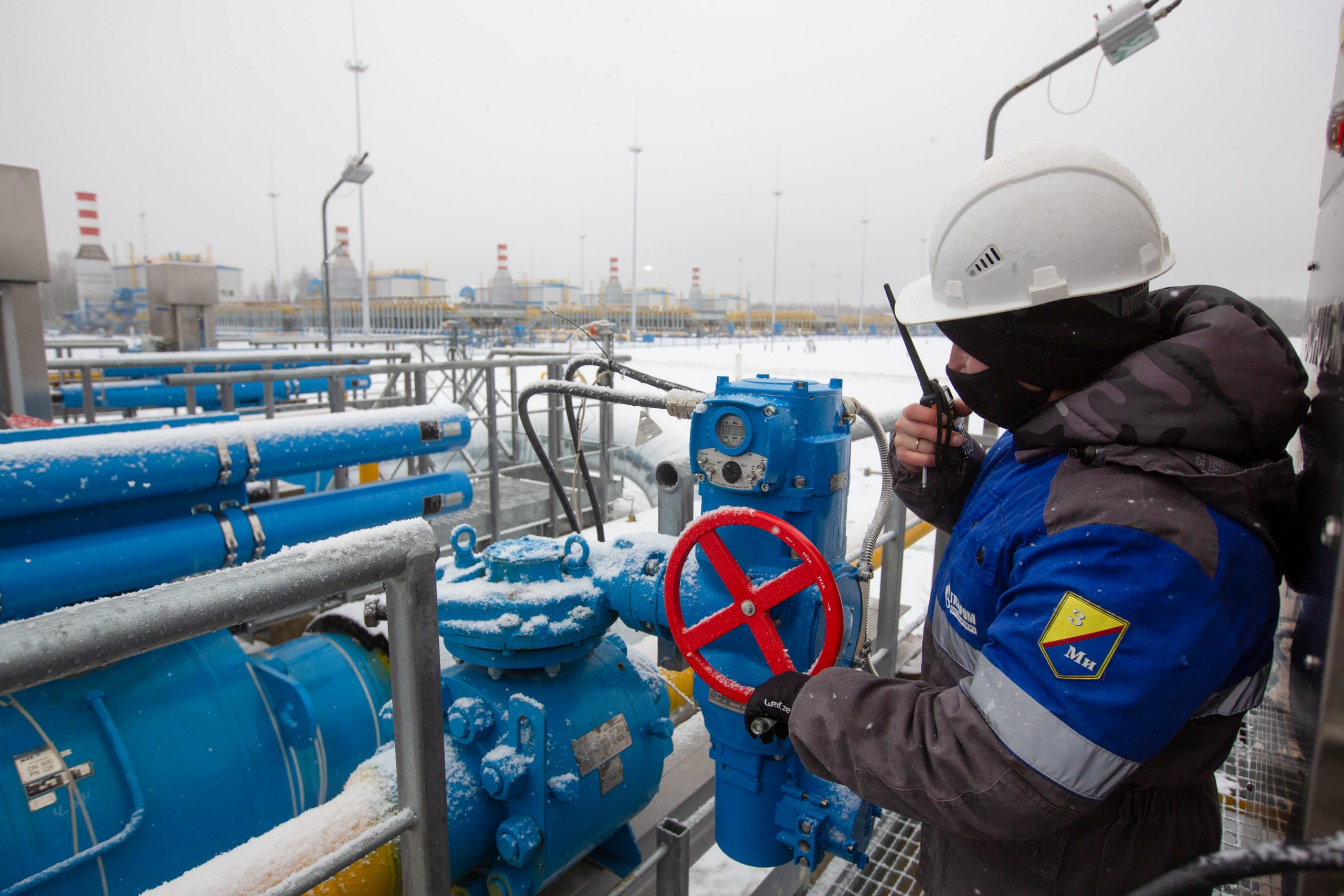 عامل يضبط صمام خط أنابيب في محطة ضغط تابعة لشركة غازبروم لنقل الغاز الروسي
