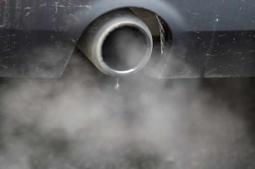 انبعاثات من سيارة تعمل بوقود الاحتراق الداخلي