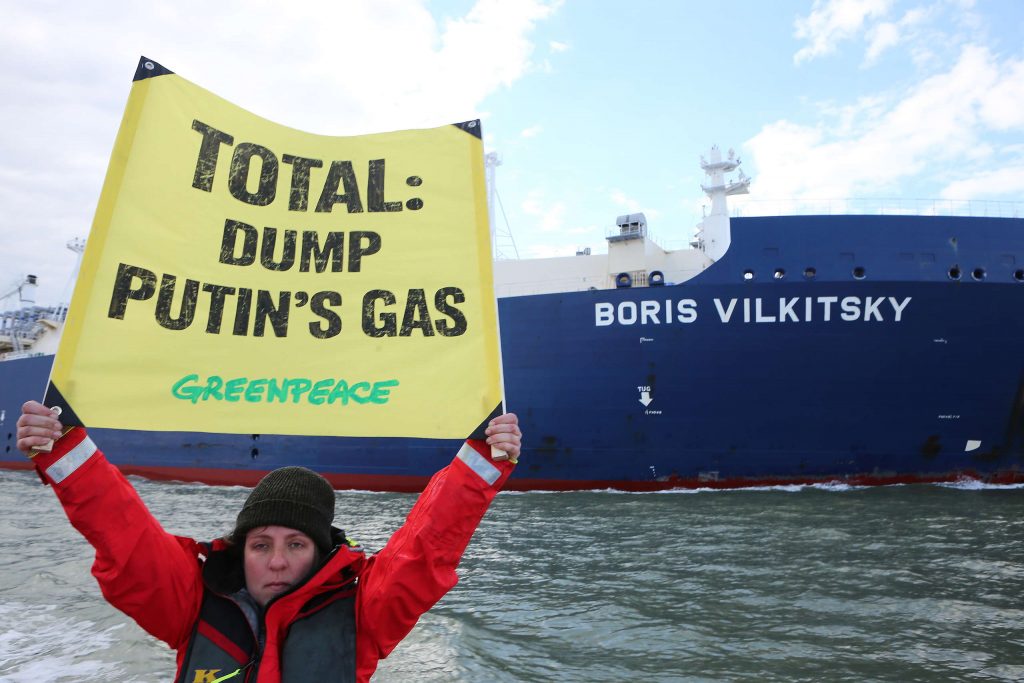 جانب من منع نشطاء منظمة غرينبيس تفريغ ناقلة الغاز المسال الروسي