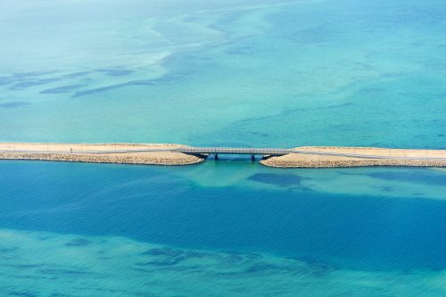أرمكو تطور جسرًا يربط بين الجزر الاصطناعية في حقل منيفة