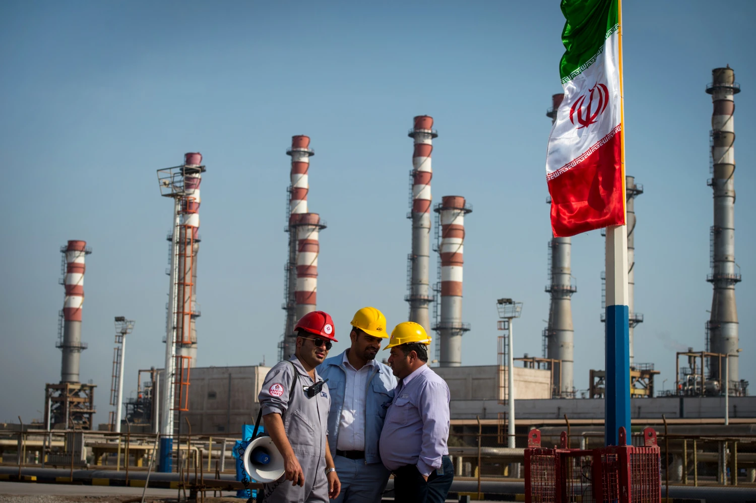 عمال داخل منشأة لمعالجة النفط الإيراني
