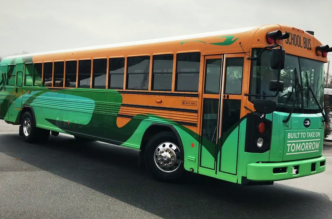 الحافلات الكهربائية المدرسية