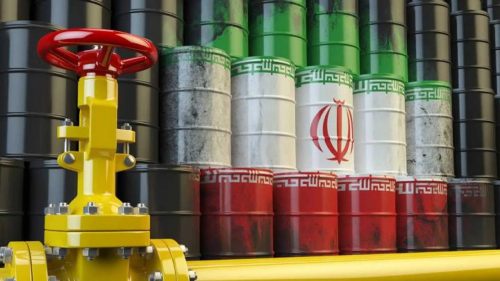 أنابيب وبراميل ترمز إلى النفط الإيراني