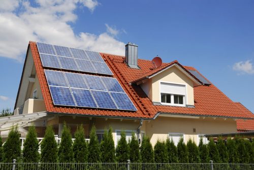 ألواح الطاقة الشمسية على سطح منزل في بلجيكا