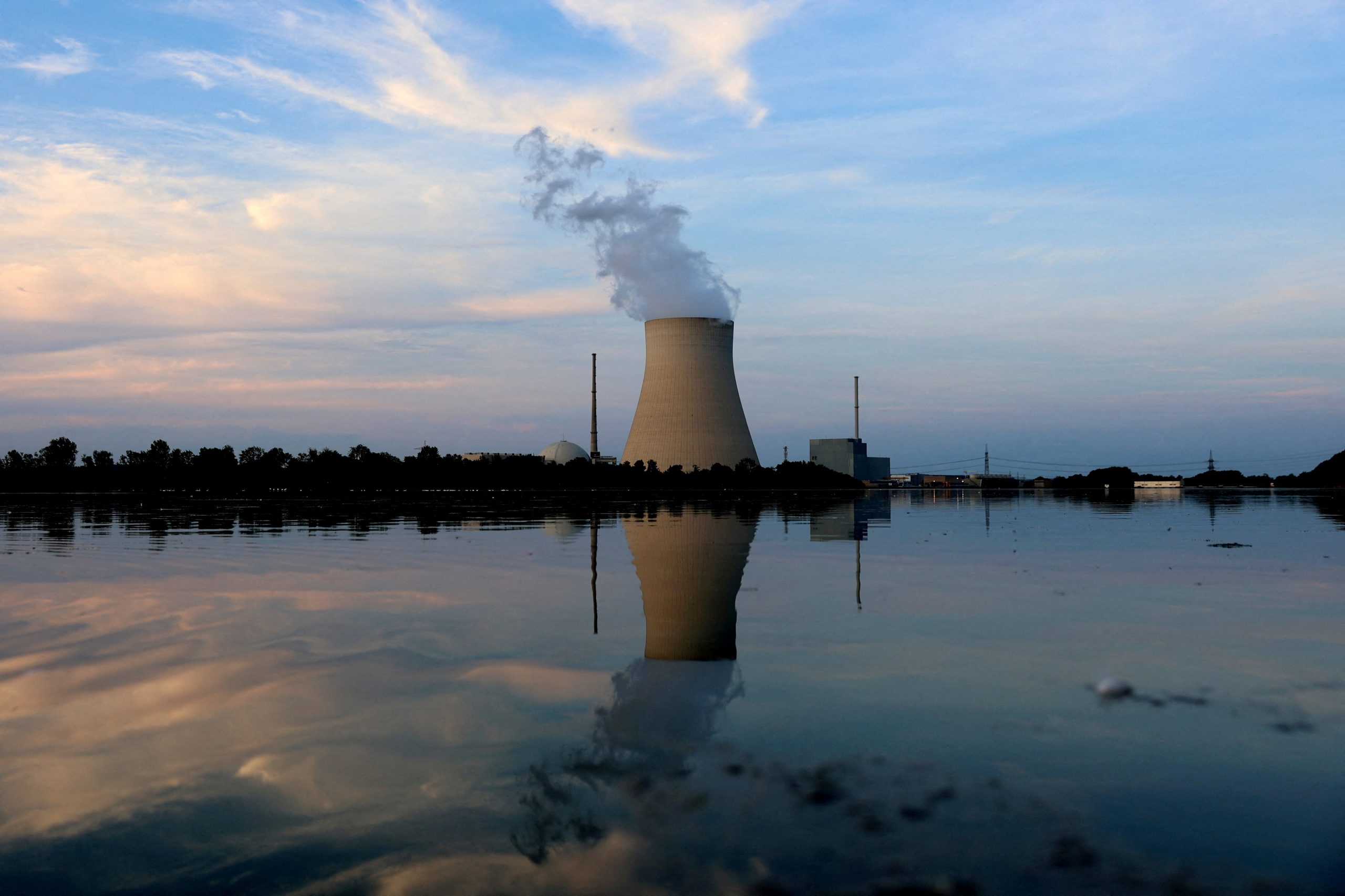 لمحطة الطاقة النووية إيزار 2 بالقرب من لاندشوت في ألمانيا- الصورة من وكالة رويترز