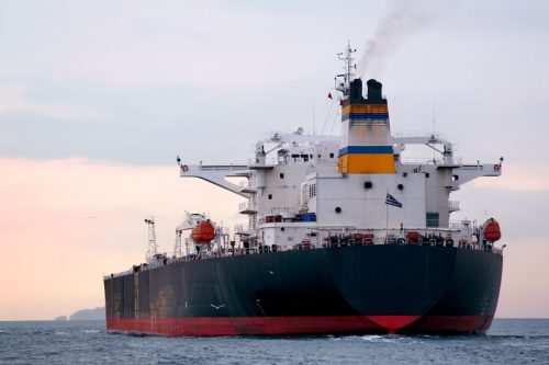 إحدى السفن تحمل صادرات المشتقات النفطية الأميركية