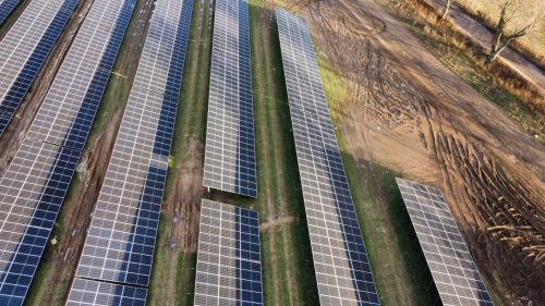 جانب من عمليات تطوير أكبر محطة للطاقة الشمسية في بولندا