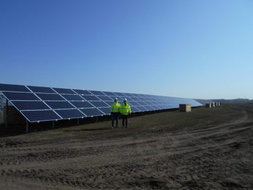 جانب من عمليات تطوير أكبر محطة للطاقة الشمسية في بولندا