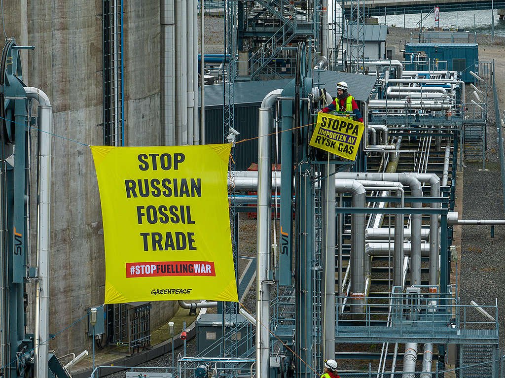جانب من منع نشطاء منظمة غرينبيس تفريغ ناقلة الغاز المسال الروسي