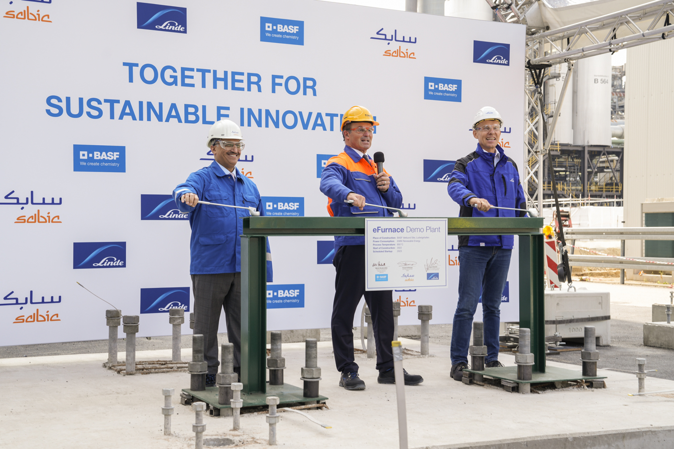 جانب من إعلان شركة سابك السعودية وشركائها بناء أول مصنع تجريبي لوحدات التكسير البخاري يعمل بالكهرباء
