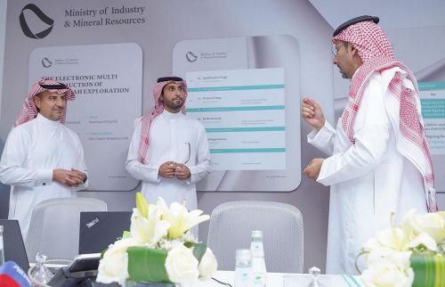 وزير الصناعة بندر الخريف في غرفة التحكم للمنافسة الإلكترونية لأكبر رخصة تعدين في السعودية