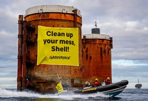 جانب من مظاهرات ضد عمليات التنقيب عن النفط في بحر الشمال