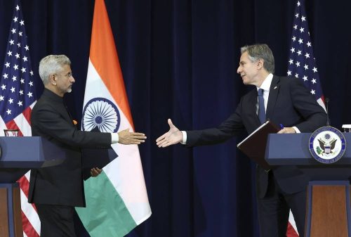 وزير الخارجية الأمريكي أنتوني بلينكين (يمين) يصافح وزير الشؤون الخارجية الهندي سوبراهمانيام جايشانكار 