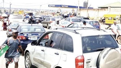 Photo of عودة طوابير الوقود في نيجيريا مع إغلاق محطات البنزين