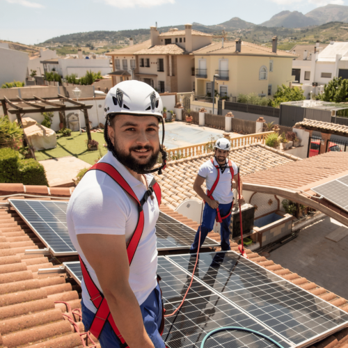 تركيب ألواح الطاقة الشمسية على أسطح المنازل في إحدى الدول الأوروبية
