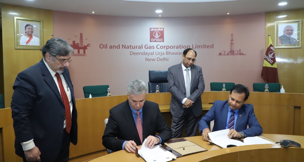 جانب من توقيع مذكرة التفاهم بين مؤسسة النفط والغاز الهندية وشركة شيفرون